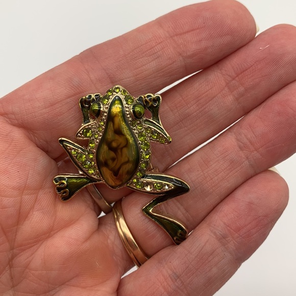 Vintage Liz Claiborne Green Enamel and Rhinestone Frog Pin Missing Rhinestone - Picture 8 of 10